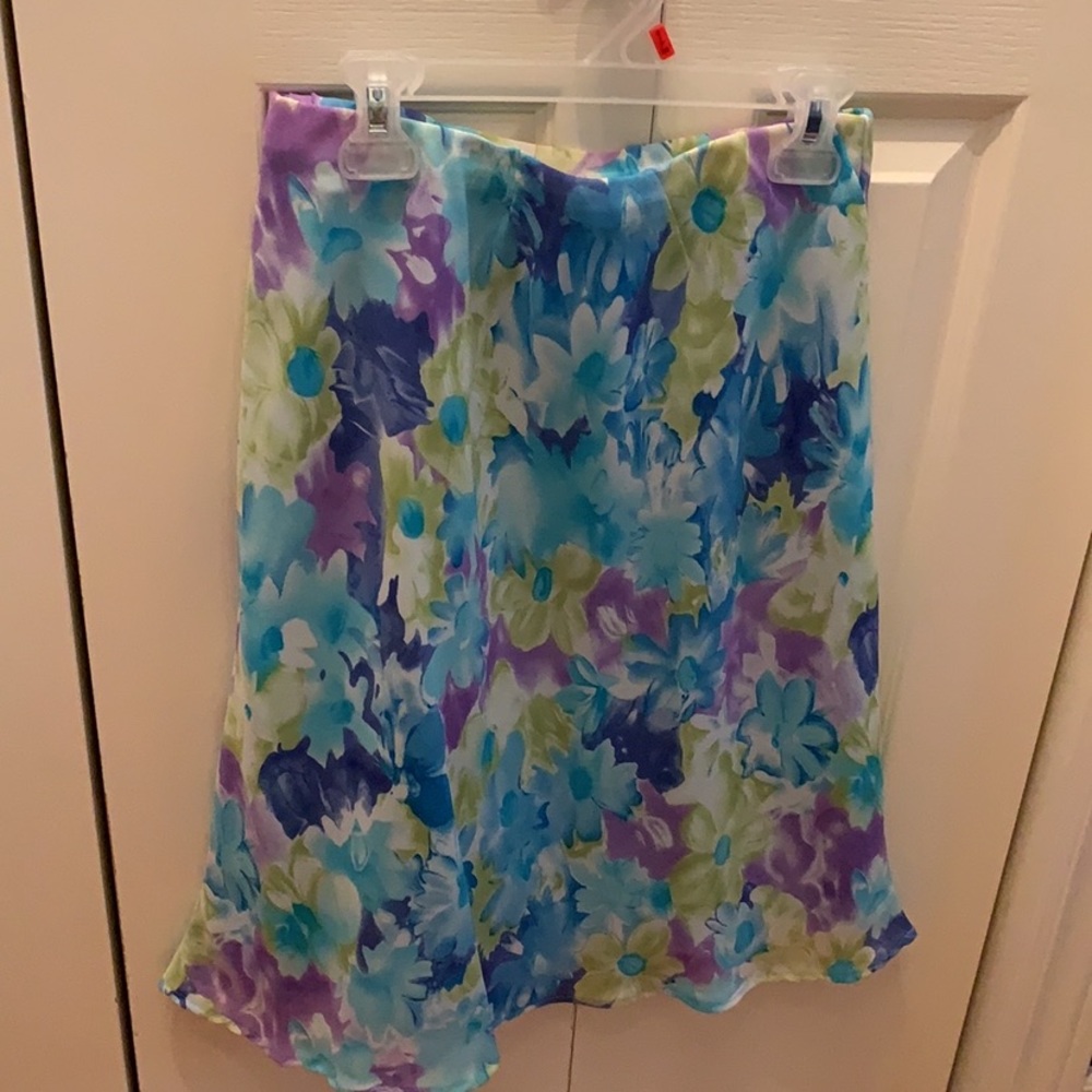 🧸2/$40 EUC Flowery Pull On Skirt - size M